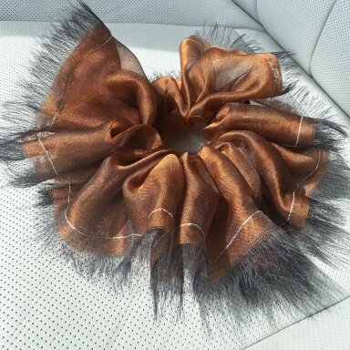FG Atelier plaukų gumytė Oversized Scrunchie, 1 vnt. (magnetinėje dėžutėje, vario sp.) FG Atelier plaukų gumytė Oversized Scrunchie, 1 vnt. (magnetinėje dėžutėje, vario sp.)